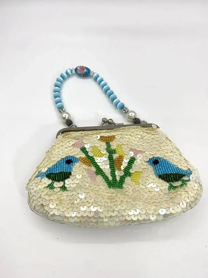 Cartera de Colección Lilly Scott con Mango de Cuentas Lentejuelas con Impresionante Bordado de Pájaro Azul Foto 2 de 4