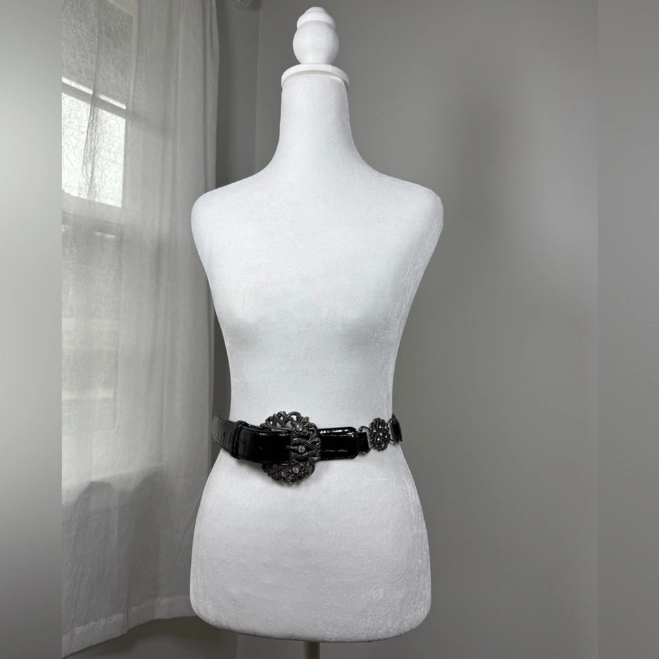 Черный лакированный кожаный ремень с украшенной стразами серебряной пряжкой - Изображение 2 из 4