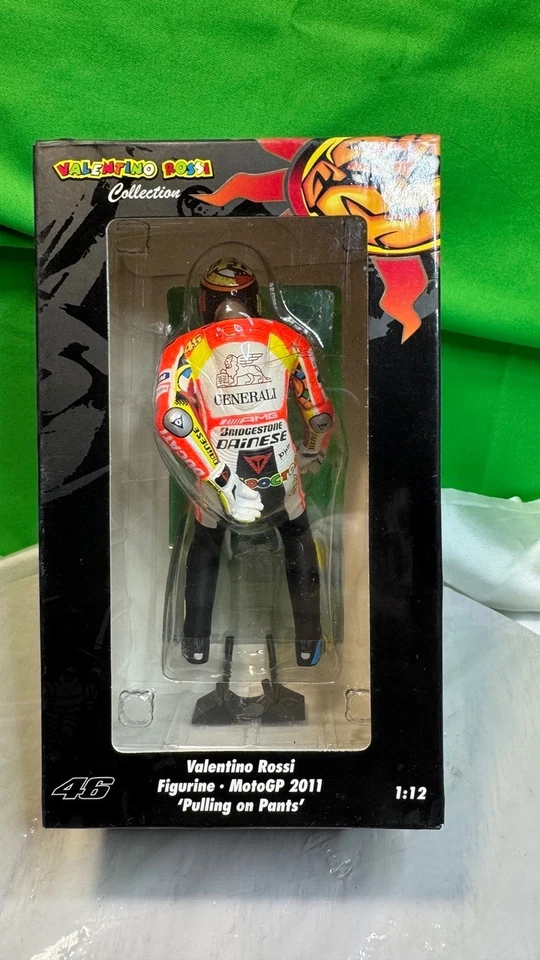 valentino rossi minichamps 1:12 Pulling on Paints' 2011 - Immagine 4 di 4