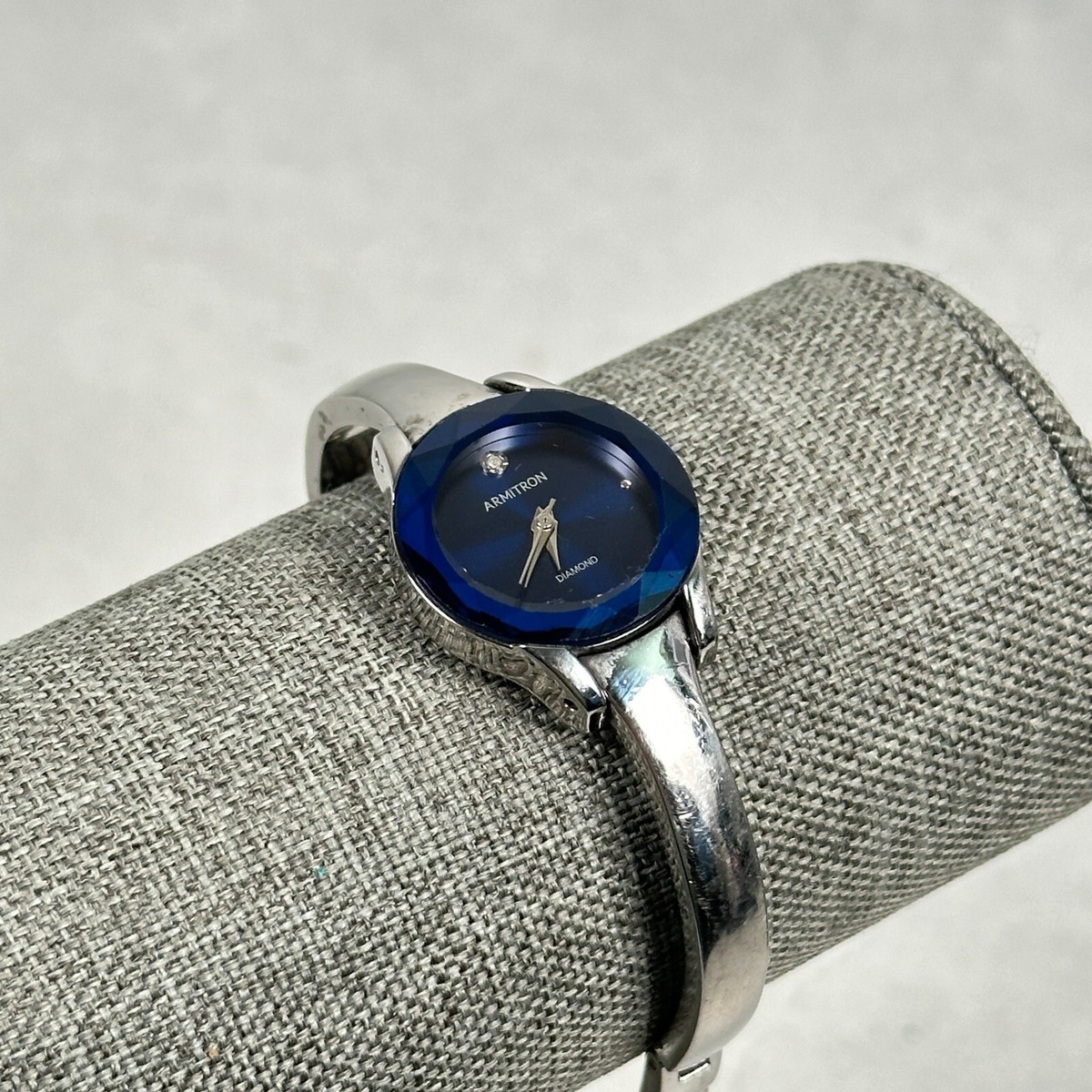 Ladies Armitron‎ Silver Tone Blue Iridescent Link Bracelet Watch New Battery Armitron Now Diamond Mother of Pearl Watch With a New  main image 4