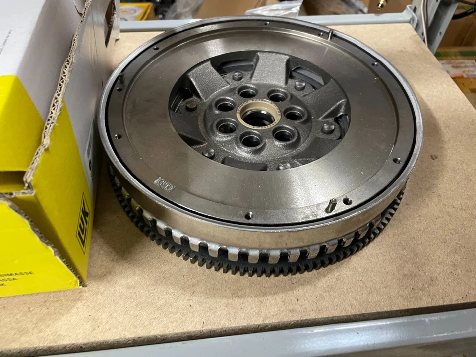 Dual Mass Flywheel DMF (w/ bolts) fits RENAULT SCENIC Mk2 1.9D 03 to 09 LuK New - Image 4 of 4