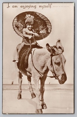RPPC Neuheit Comic Mädchen reiten Kuh mit Sonnenschirm ''Ich amüsiere mich'' Postkarte