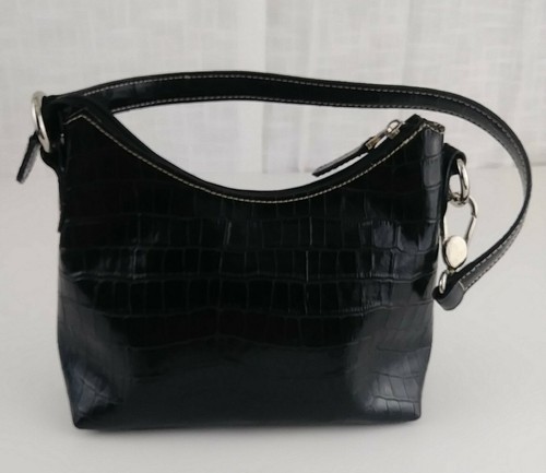 Bolso de Hombro Charter Club Pequeño Negro Cremallera Interior Bolsillo Correa Patente Logo - Imagen 4 de 10