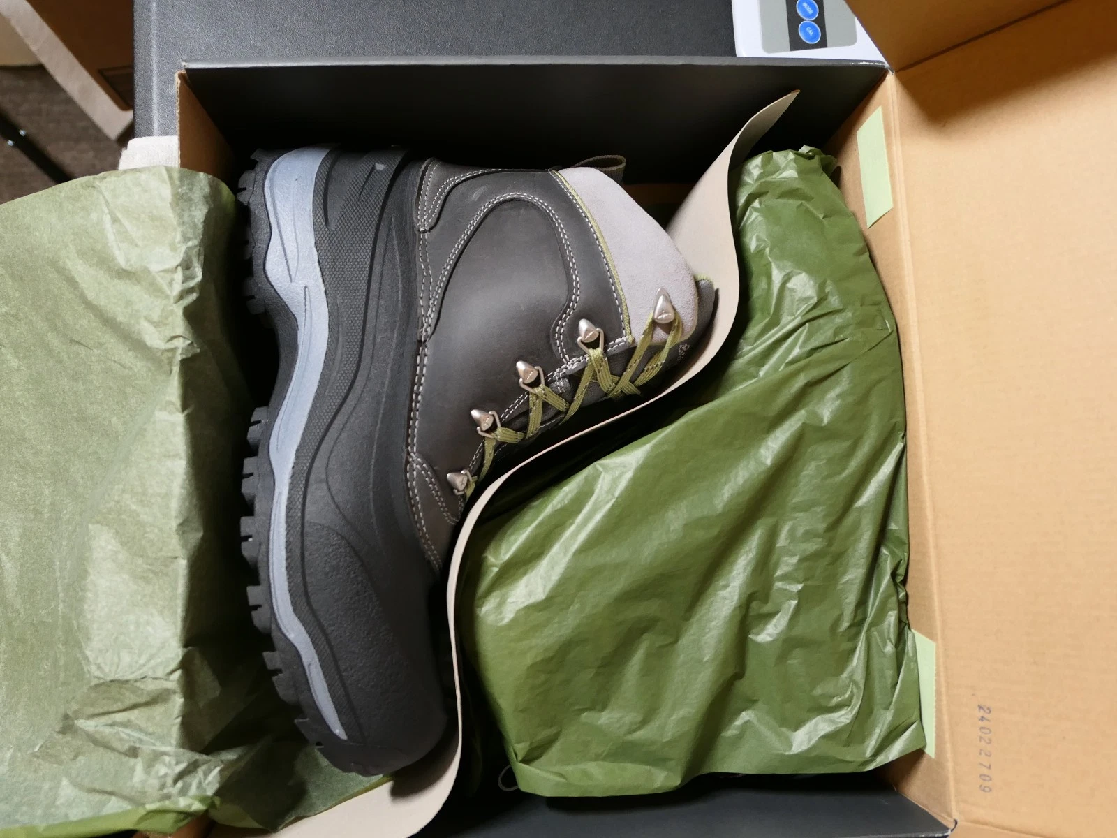 Eddie Bauer Snowfoil Men Size 10 Insulated Boots, Cinder, Open Box