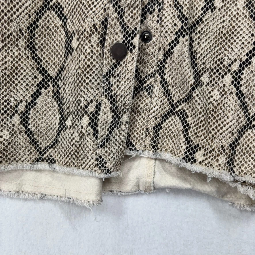 Chaqueta vaquera She + Sky estampado de serpiente dobladillo crudo para mujer talla grande marrón ligera L Foto 3 de 4