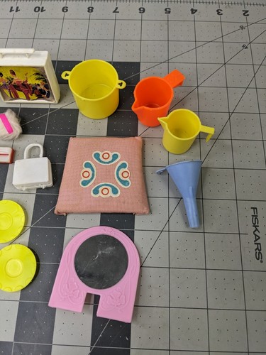 Vintage Mode Puppe Geschirr Set Töpfe Pfannen Haarschmuck Konvolut - Bild 6 von 18