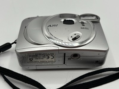 美品 FUJIFILM FINEPIX A202 シルバー Fujifilm FinePix A Series A202 ( A200 ) 2.0MP Digital Camera