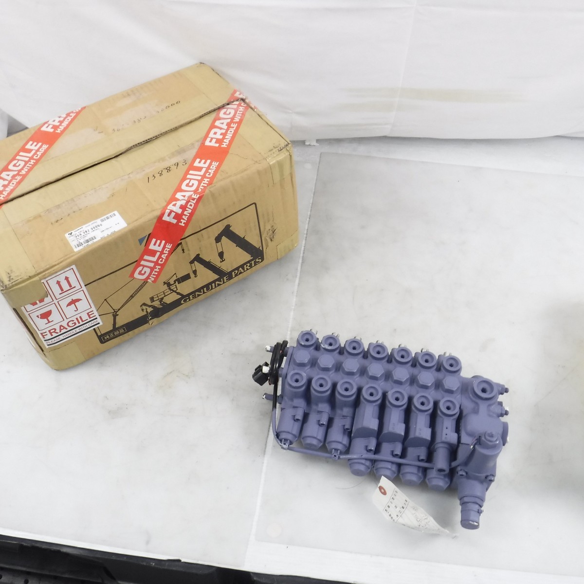 Genuine OEM Tadano Hydraulic Manual Control Valve 366-382-30000