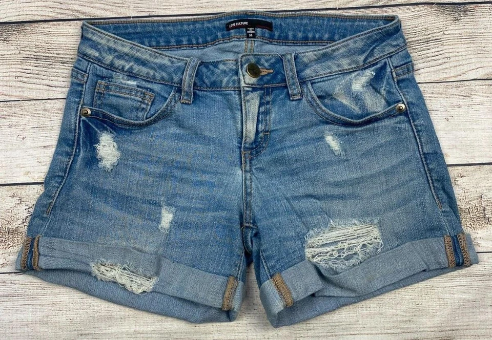 Pantalones cortos de jean Love Culture talla mediana para mujer con puños de tiro bajo desgastados Foto 2 de 4