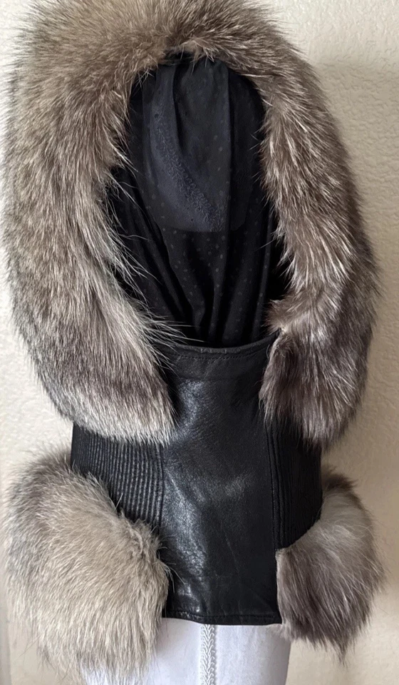 Chaleco de piel de zorro plateado genuino. Ligero. Cuero negro. S/M (busto de 18 1/2"") Foto 3 de 4