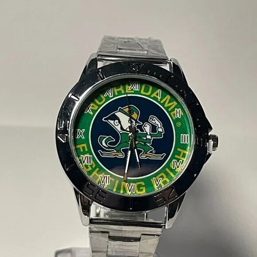 Orologio Notre Dame Fighting Irish NCAA "LEPRECHAUN" Uomo Acciaio Inox NUOVO - Foto 6 di 7