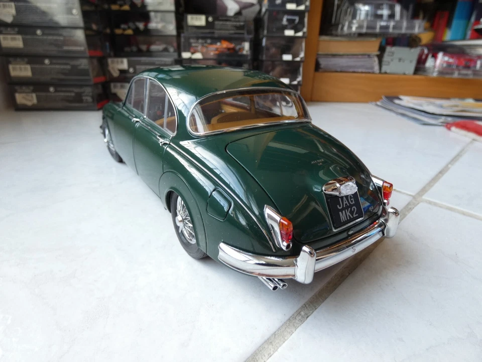 Jaguar Mark II Green 1/18 Model Icons Defect - Image 3 of 4