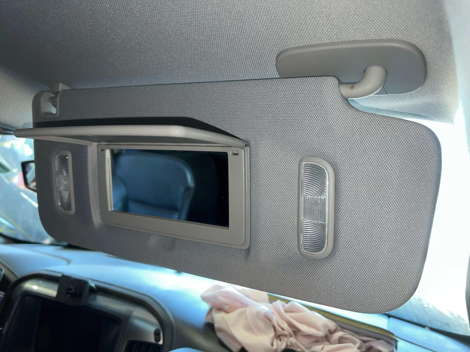 Chevy Silverado 2500HD 2015-2019 pasajero derecho gris iluminado parasol Foto 2 de 3