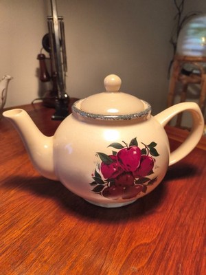 Apple Designs On Creamy White Teapot Home and Garden Party Stoneware