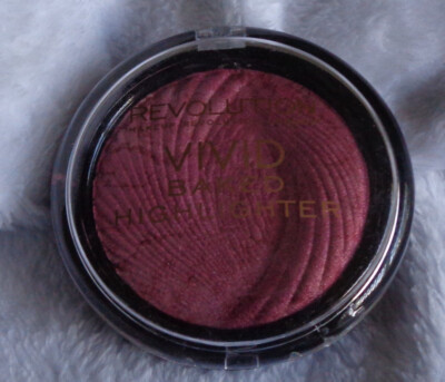 New Revolution Vivid Baked Highlighter Rose Gold Lights 0.26oz/7.5g