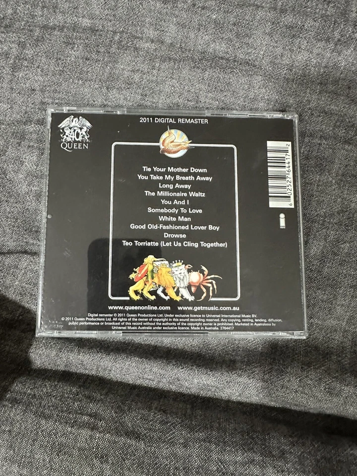 Подписанный Роджером Тейлором альбом Queen A Day At the Races CD - Изображение 2 из 3