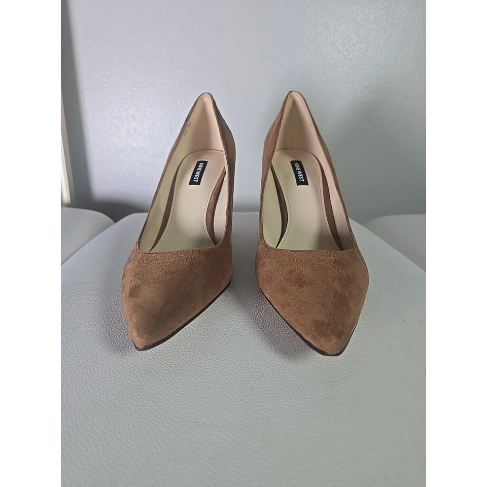 Bomba de Gamuza Nine West 11M Oficina Baddie Tostado Tacón Alto Marrón Fiesta Vacaciones Glamour Foto 3 de 4