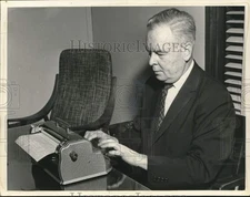 1961 Press Photo Judge Hannon Uses Braille Writer - tub14856
