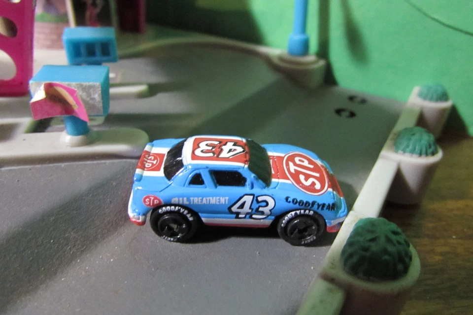 1994 Galoob Toys Micro Machines TINY's DRIVE IN DINER shop playset - Image 4 of 4