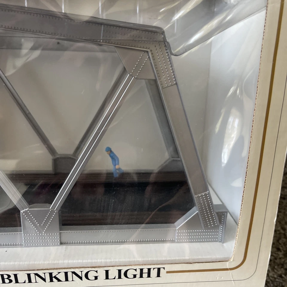 MODEL POWER #6095 O SCALE TRUSS BRIDGE W/ BLINKING LIGHT, 2 Figures, ORIG.BOX - Image 3 of 4