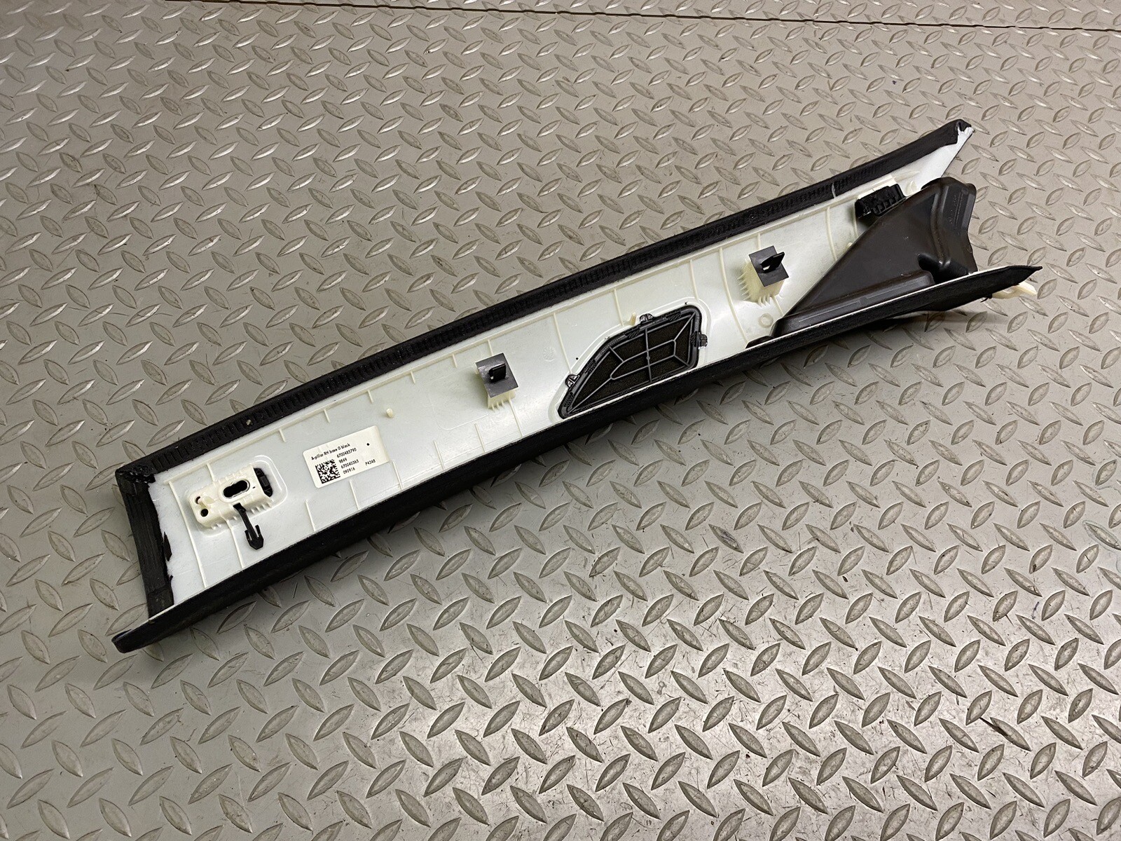2017-2023 MASERATI LEVANTE M161 FRONT RIGHT WINDSHIELD A PILLAR TRIM COVER PANEL