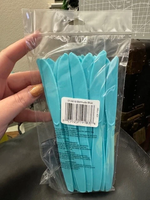 Pacote com 24 facas de plástico resistentes azuis Bermuda utensílios de mesa suprimentos para decoração - Imagem 2 de 2