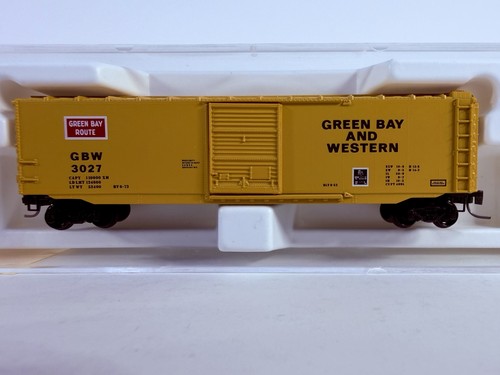 Micro-Trains Line 13510-2 Kadee 50 pies Boxcar, PS-1 - Green Bay & Western | Condition: New
