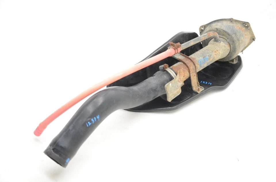 90-97 Nissan Pickup D21 6 Cylinder 4WD 21.1 Gallon Fuel Filler Neck - Imagem 4 de 4