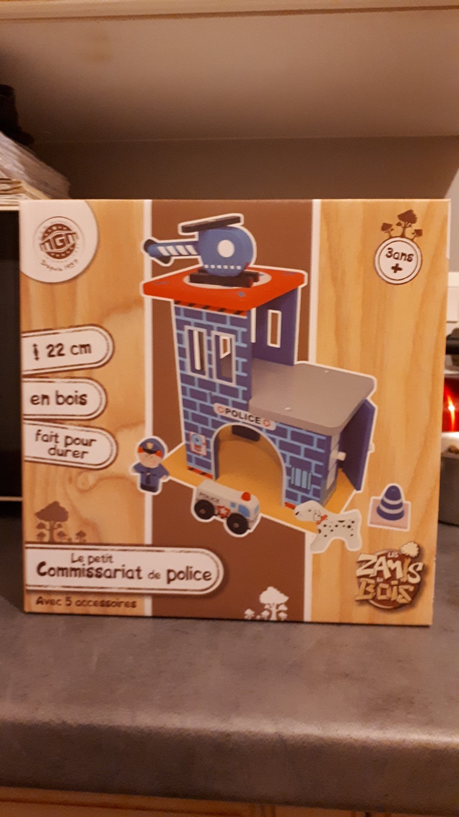 Commissariat de police en bois jouet de table pour imaginer des histoires