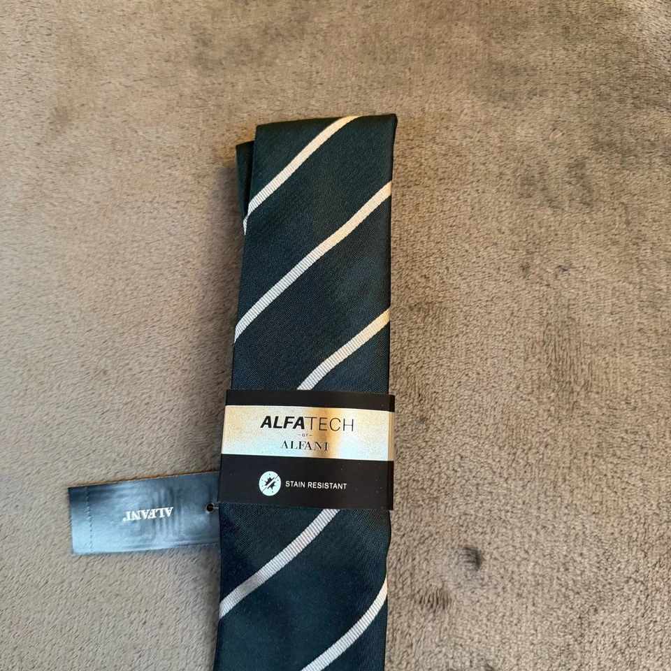 Gravata Alfani verde listra branca poliéster resistente a manchas Alfatech masculina nova com etiquetas - Imagem 2 de 4