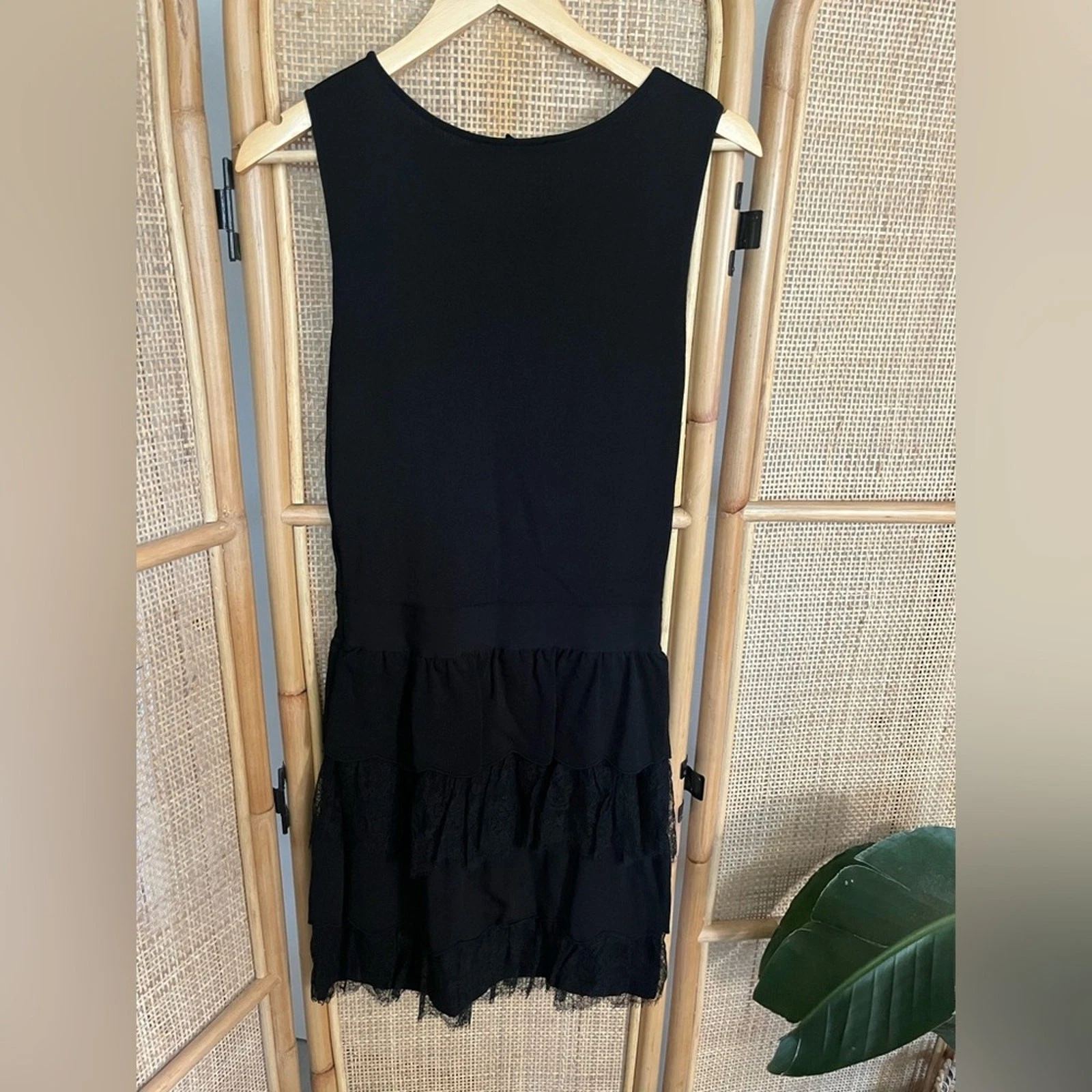 ABITO VALENTINO A STRATI IN MAGLIA ELASTICIZZATA CON VOLANT E LACCI SENZA MANICHE NERO