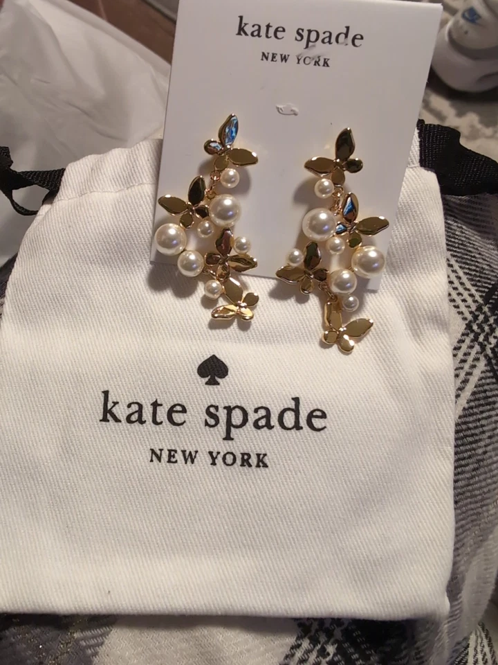 Pendientes colgantes Kate Spade mariposa y perlas tono dorado Foto 4 de 4