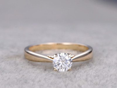 Zarter 1,5 Karat Labor erstellt Diamant Solitär Verlobungsring gelb vergoldet