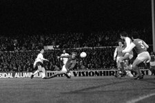 Osvaldo Ardiles scoring Spurs' first goal against Arsenal at Wh- 1980 Old Photo