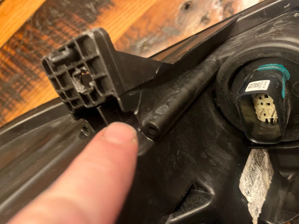 OEM | 2016 - 2019 Buick Envision Halogen Headlight (Right/Passenger) - Image 3 of 4