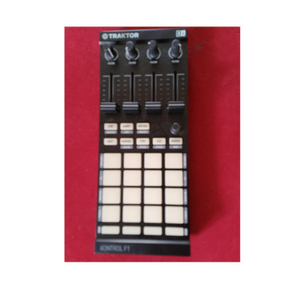 Native Instruments Traktor Kontrol F1 4-Deck-Controller 16 Pads USB Schwarz