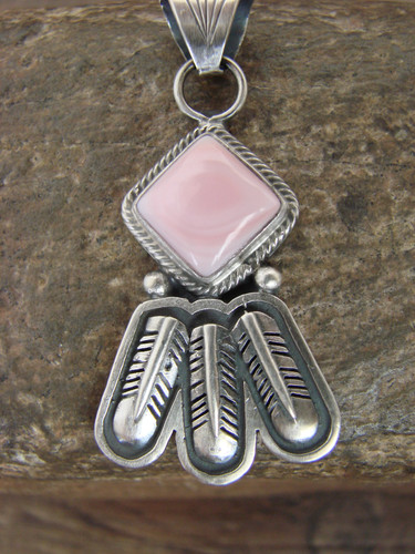 Native American Sterling Silver & Pink Conch Shell Feather Pendant by McCarthy - Afbeelding 2 van 5
