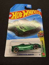 Hot Wheels 17 Pagani Huayra Roadster Exoticars Green Car With Gold Rims 