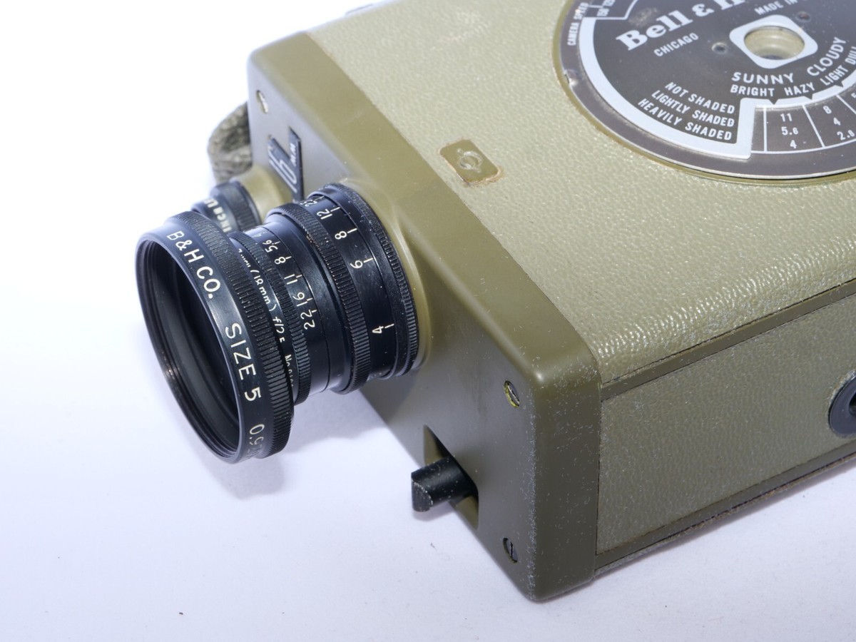 Bell & Howell 16mm フィルムカメラ Bell & Howell 16mm Portable Camera Circa 1957 | Chairish