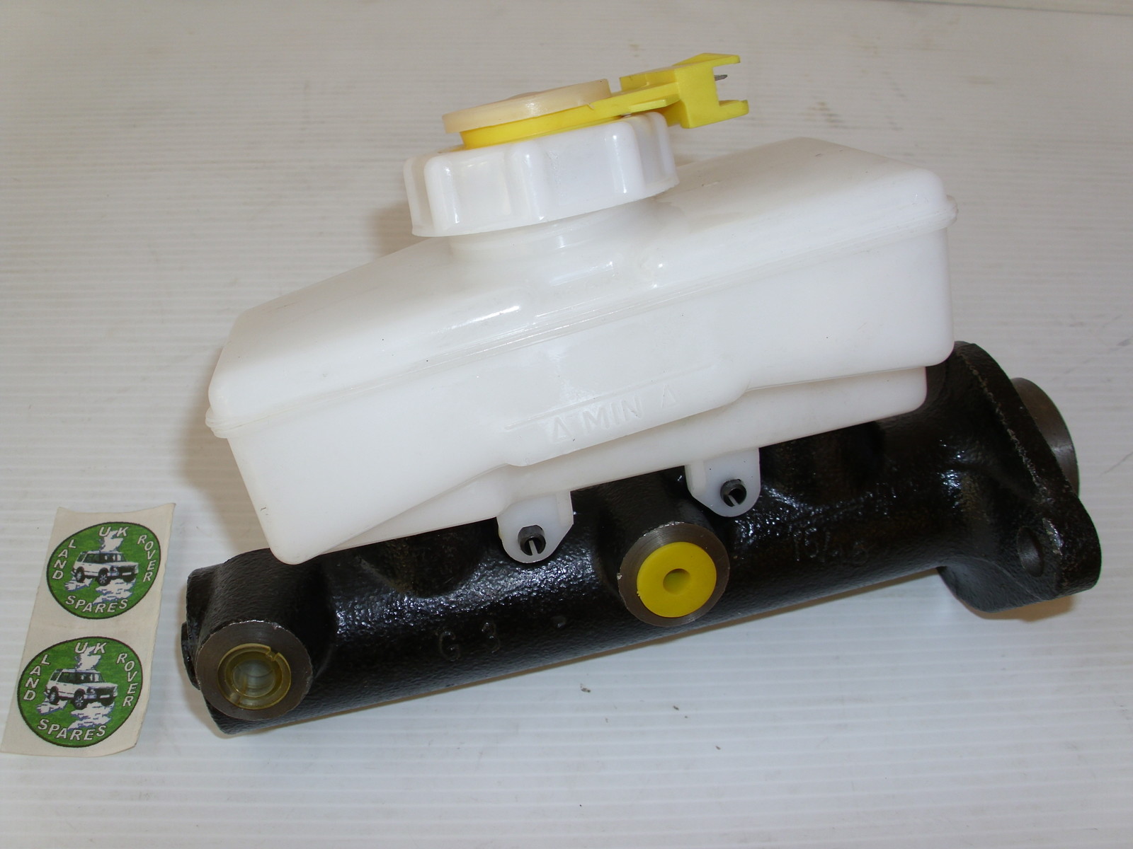 LAND ROVER DEFENDER 90 BRAKE MASTER CYLINDER ASSEMBLY UPTO 1991