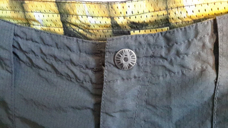 De colección?Aaron Chang Mujer Talla 5 Gris Nylon Bermudas Pantalones Cortos Entrepierna 16" Usado Foto 3 de 4