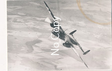 Foto Luftwaffe zweimotoriges Flugzeug im Einsatz Sturzflug Luftkampf X267