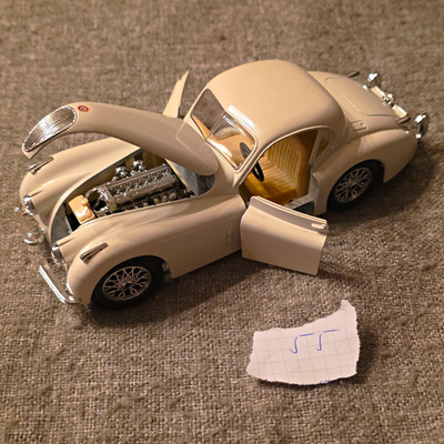 Bburago Jaguar XK 120 1948 PKW 1:24 Modellauto weiß Kunststoff