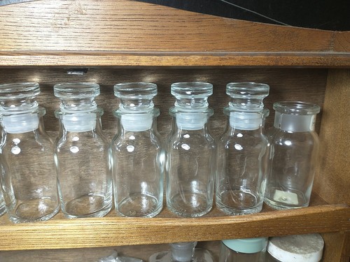 Vintage Wood Spice Rack Cabinet 17 Glass Bottles Herb Apothecary Jars Drawers - Picture 6 of 18