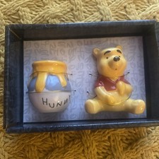 Winnie The Pooh & Honey Pot -Salt & Pepper Shakers (Ceramic) NIP Disney