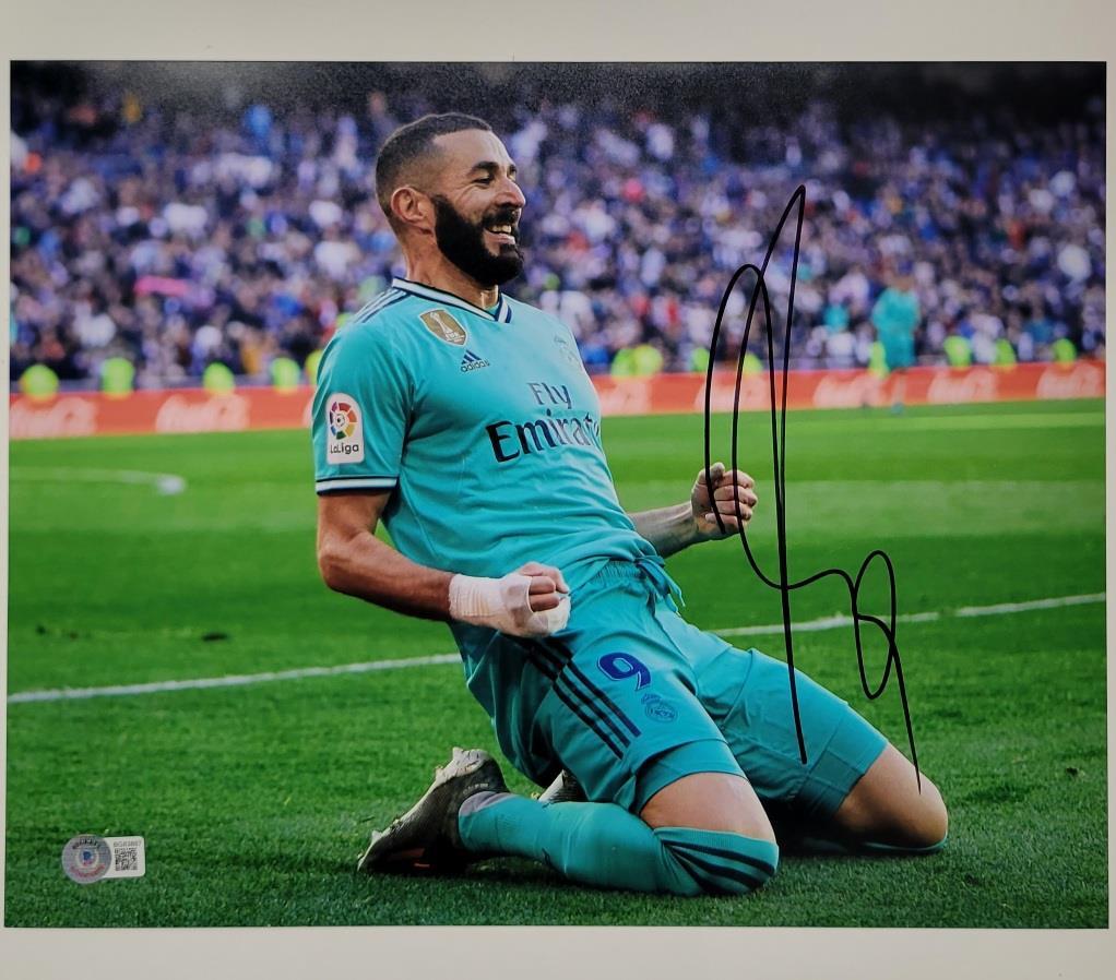 Karim Benzema a signé le maillot domicile du Real Madrid 2022/23
