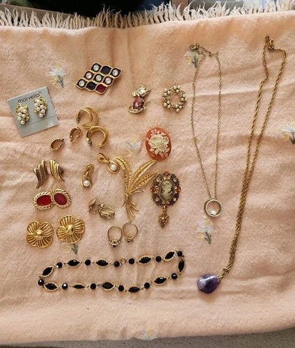 LOT  Costume Jewelry Vintage  Estate All Wearable Some Signed HIGH end GOLD TONE