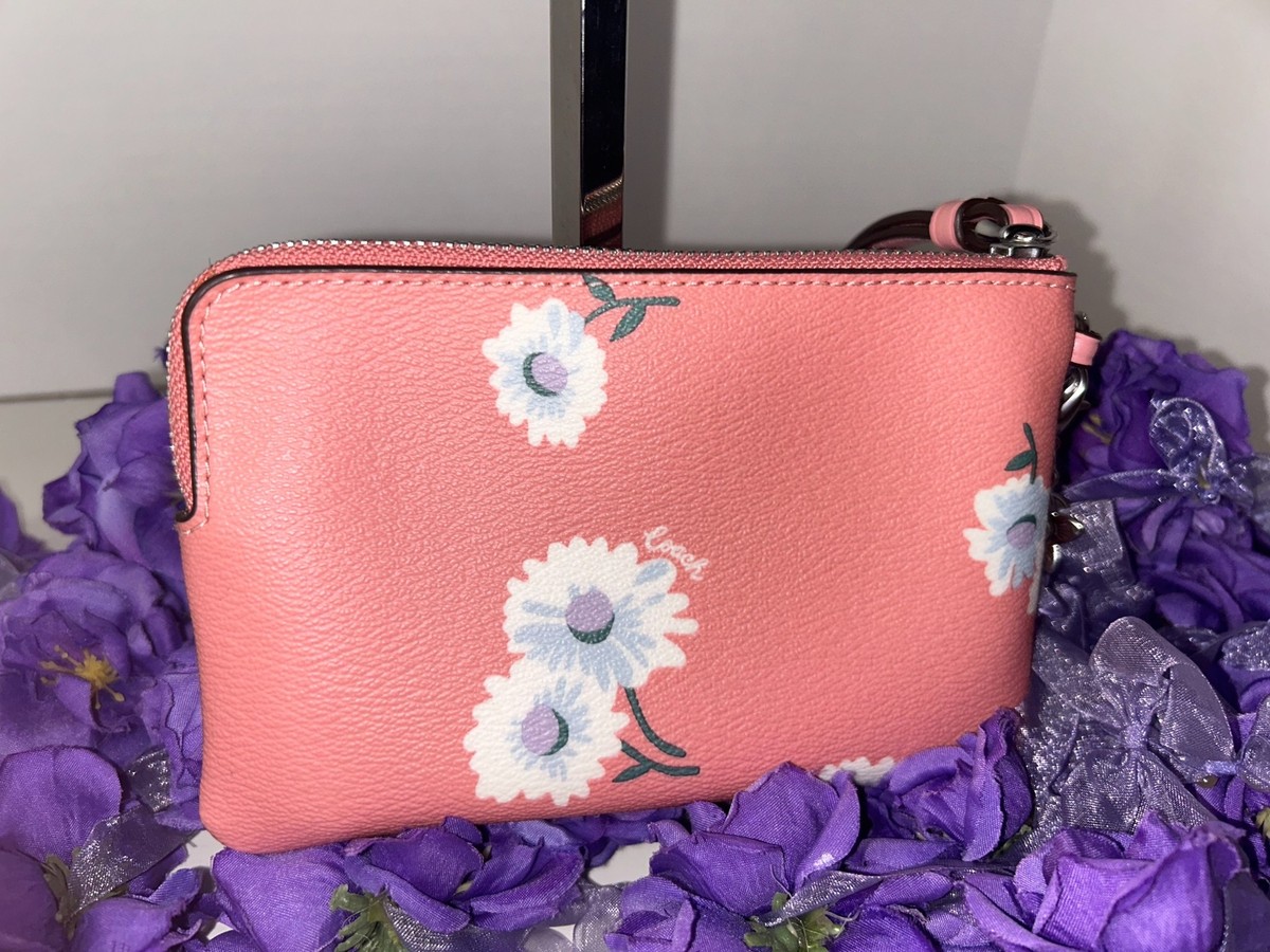 Coach CAR20 Corner Zip Wristlet 花柄 img9501_600.jpg?v=1714303718.46