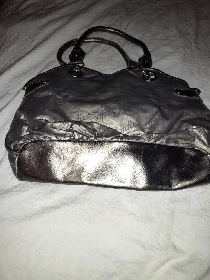 Bolso de mano vintage con logotipo plateado de Candie's Foto 2 de 4