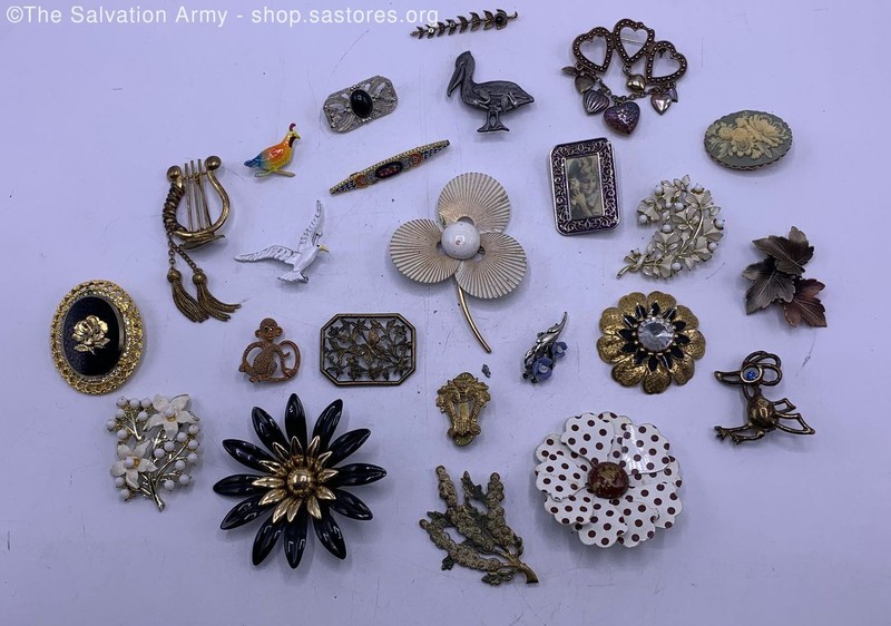 Assortment of Mixed Tone Vintage Craft Costume Brooches
